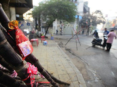 Người dân Thủ đô mua muối lấy may ngày mùng 1 Tết